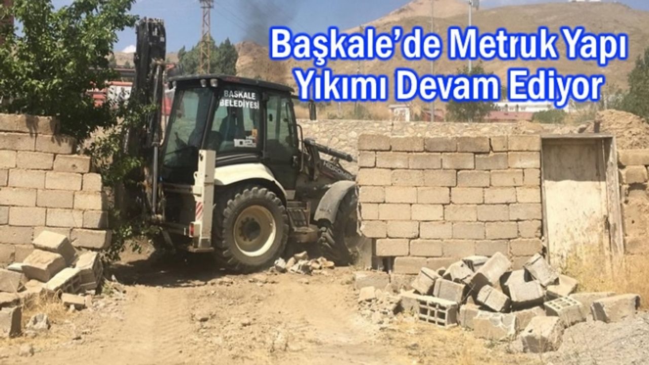 Başkale'de Metruk yapılar yıkılıyor