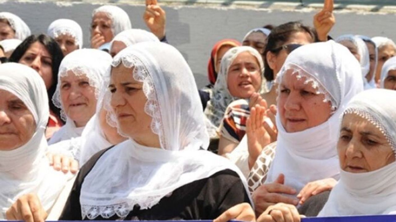 AKP Diyarbakır İl Binası önünde hareketli dakikalar