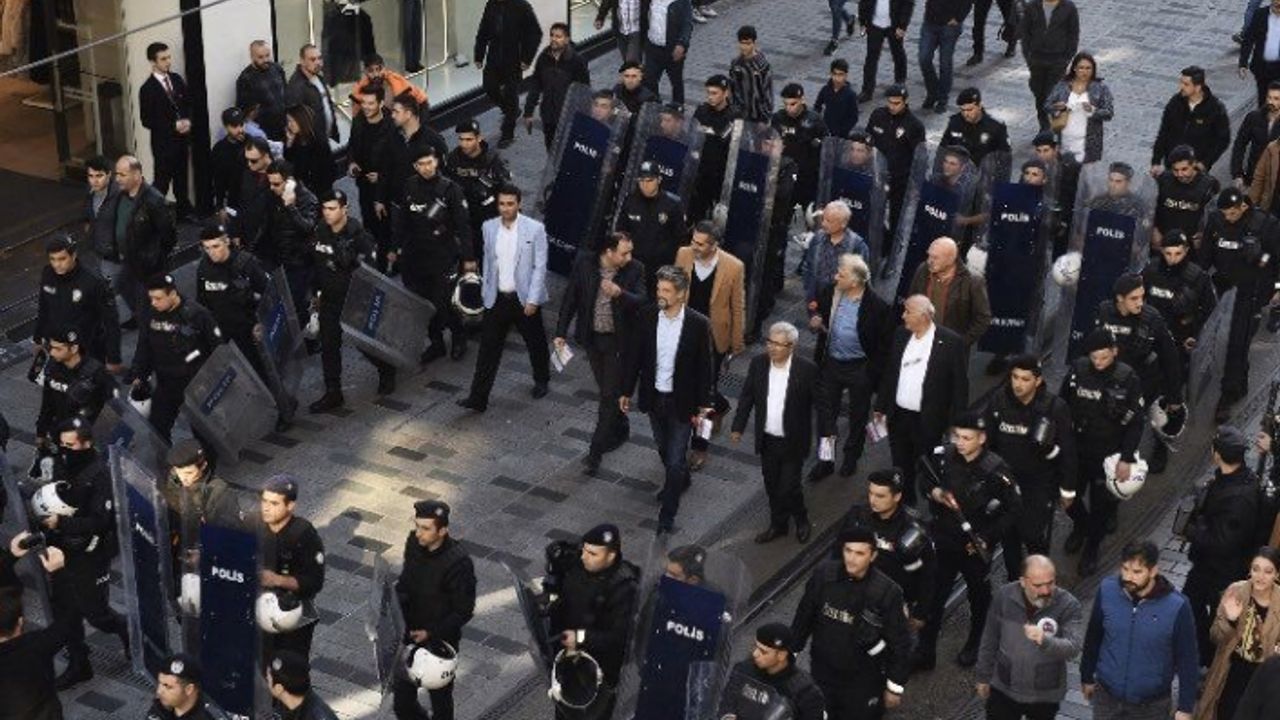 HDP'liler Polis ablukasında bildiri dağıttılar