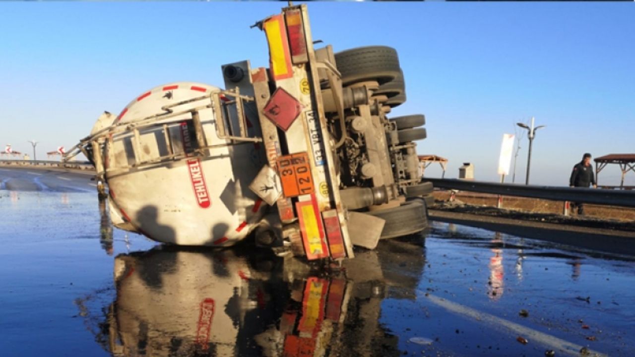 Van'da yakıt yüklü tanker devrildi: 2 Yaralı