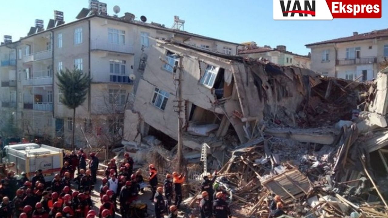 Elazığ'da depremin enkazı kaldırılıyor