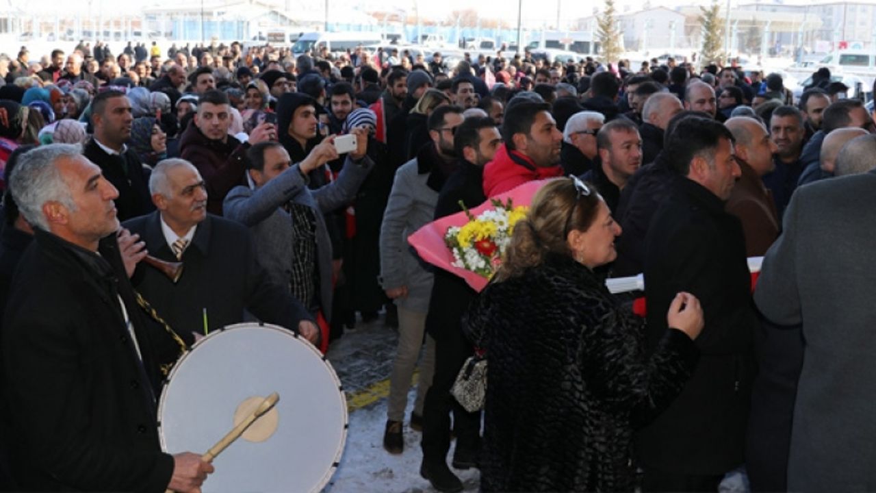 Van'da ilçe başkanlarına davullu zurnalı karşılama!