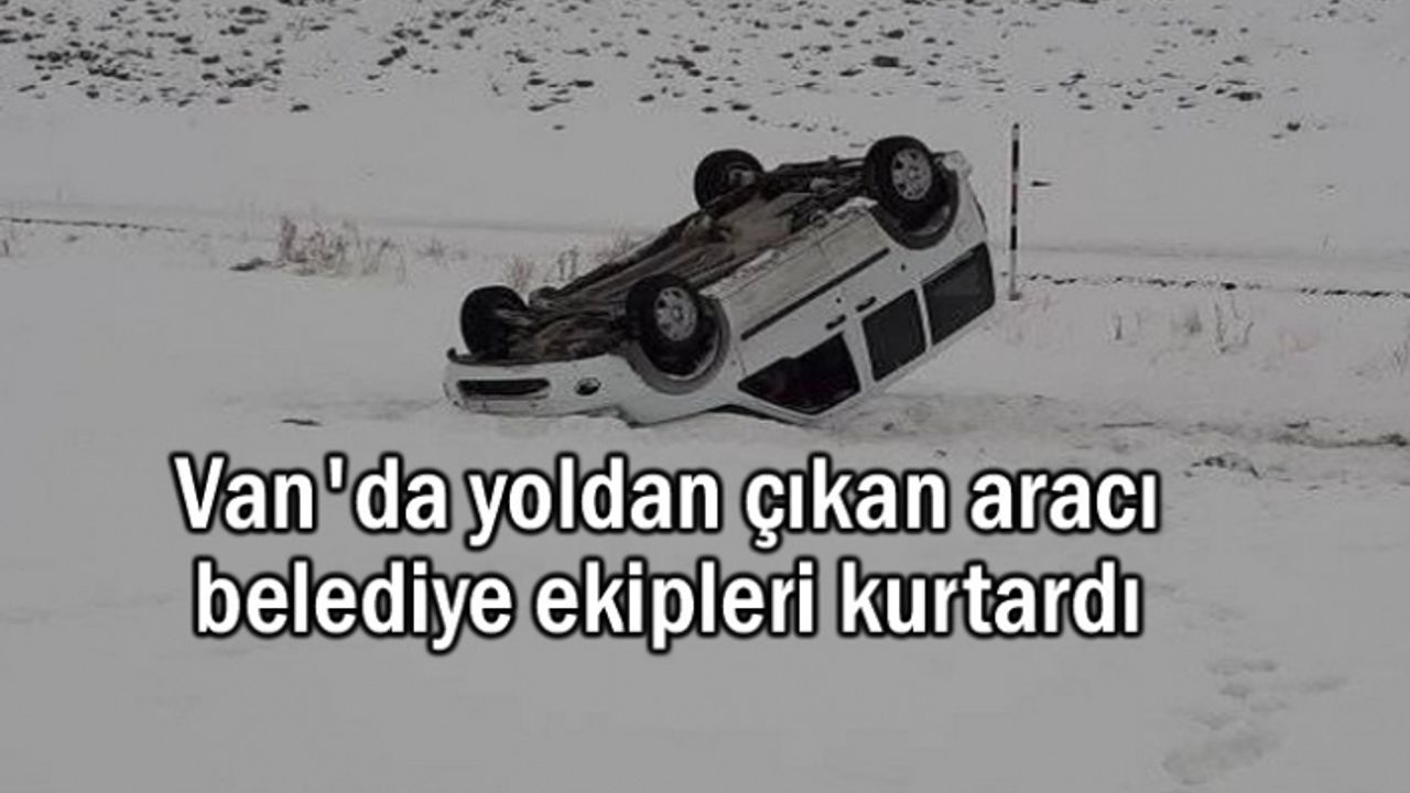 Van'da yoldan çıkan aracı belediye ekipleri kurtardı