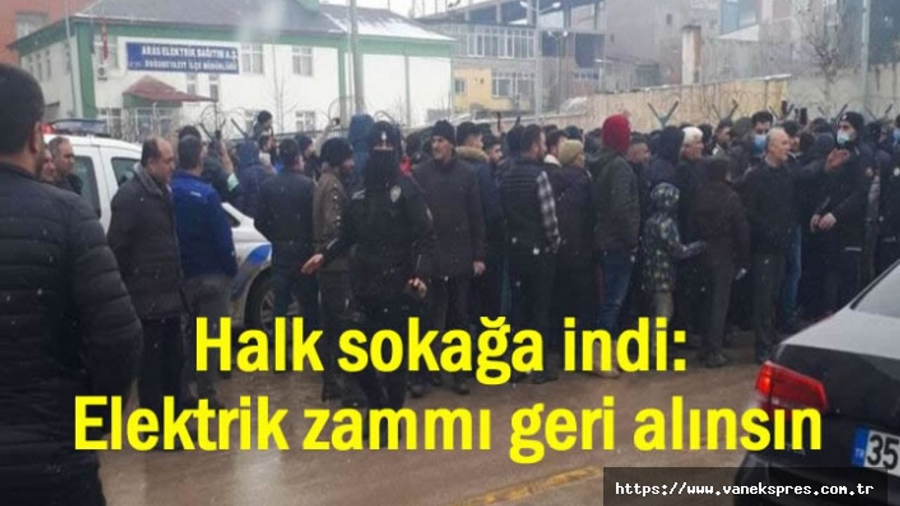 Halk sokağa indi: Elektrik zammı geri alınsın