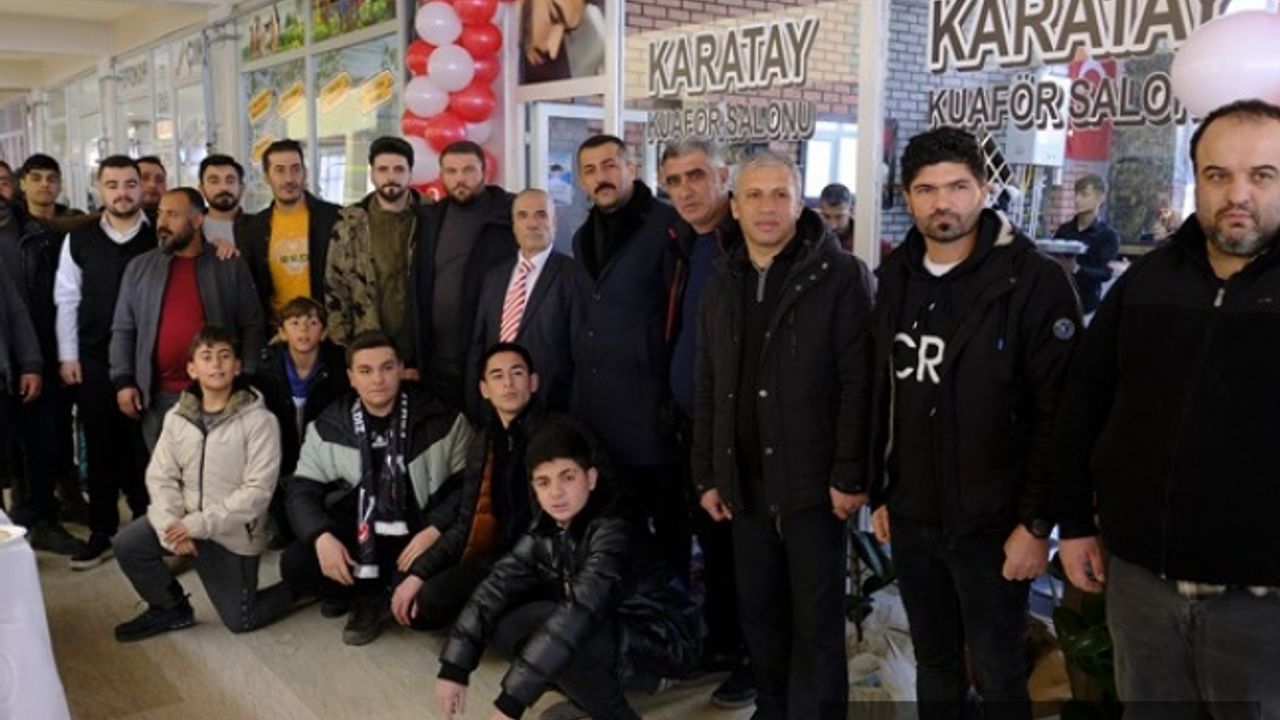 Karatay, Edremit'te berber dükkanı açtı