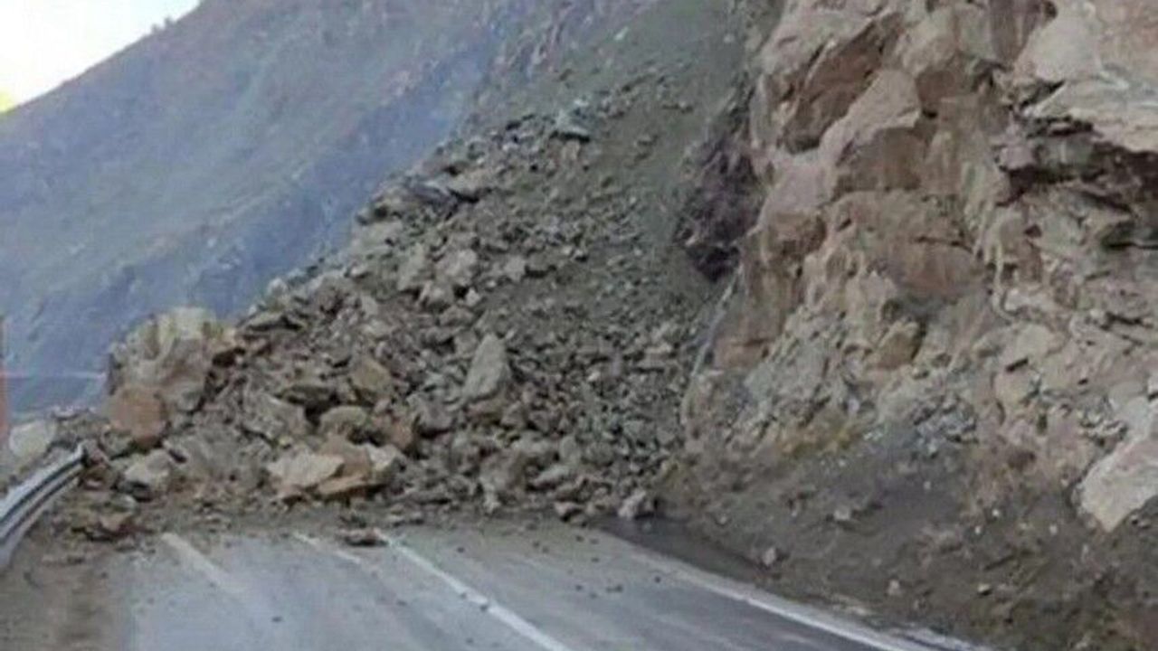 Yüksekova-Hakkari Yolunda Heyelan, Trafik Durdu