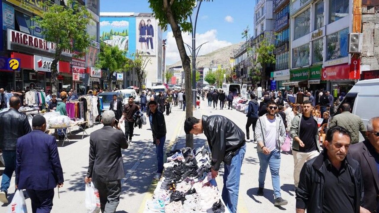 Van'da Cumhuriyet Caddesi Bayram İçin Trafiğe Kapatıldı