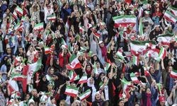 İran kadınlara 'stadyum izni' verince : 3 bin kadın derbiyi tribünden izledi