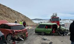 Van'da iki araç çarpıştı: Ölü ve yaralılar var
