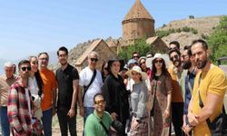 İranlı turist rehberleri Van Akdamar'da buluştu