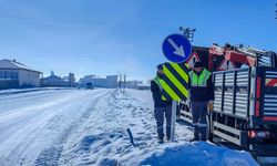 Van Büyükşehir Belediyesi, trafik işaret levhaları montaj çalışması yaptı.
