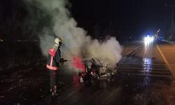 Van'da Kaza yapan otomobil yanmaya başladı