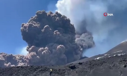 Etna Yanardağ'ında turistlerin olduğu sırada patlama yaşandı (VİDEO)