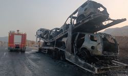 5 sıfır araç, tırla birlikte cayır cayır yandı
