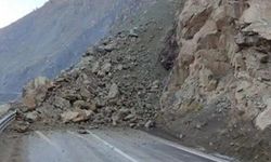 Yüksekova-Hakkari Yolunda Heyelan, Trafik Durdu