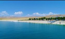 Van Gölü’nde servis dahil ücretsiz aile plajı hizmete açıldı