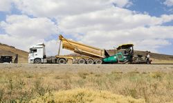 Van-Saray’da 50 yıllık yol çilesi sıcak asfaltla bitiyor