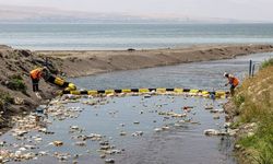 Van Gölü’ne atık geçişine yüzer bariyerli önlem