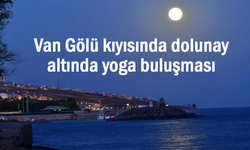 Van Gölü kıyısında dolunay eşliğinde yoga yaptılar
