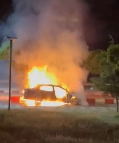 Van'da alev alan araç kullanılamaz hale geldi