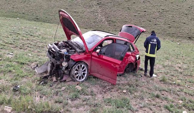 Van’da 50 metrelik uçuruma yuvarlanan otomobilin sürücüsü yaralandı