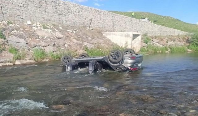 Bayram için Balıkesir'den Van’a gelen araç dereye uçtu 3 ölü