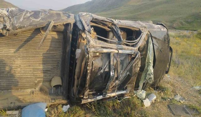 Van'da kamyonet takla attı: 4 personel yaralandı