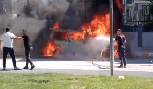 Van’da park halindeki minibüs alev alev yandı