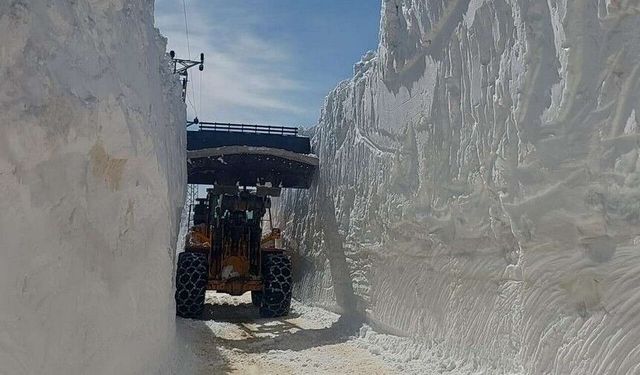 Hakkari’de Nisan ayında 6 metre karla mücadele