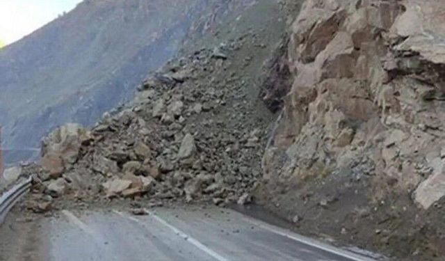 Yüksekova-Hakkari Yolunda Heyelan, Trafik Durdu