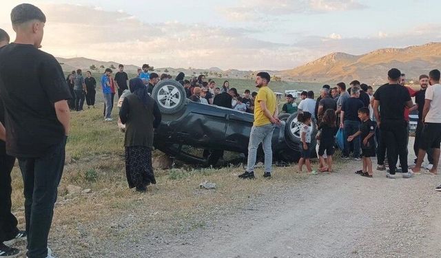 Van'da araç takla attı: 3 kişi yaralandı