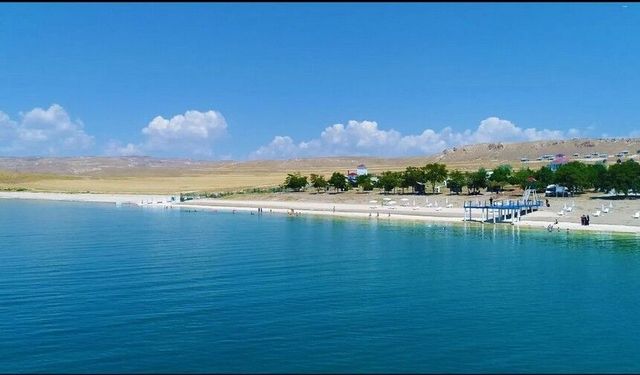 Van Gölü’nde servis dahil ücretsiz aile plajı hizmete açıldı