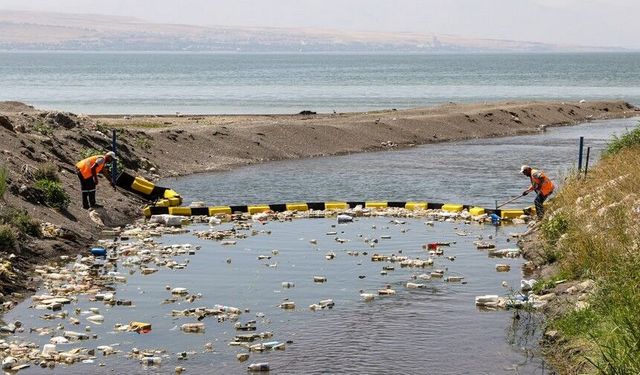 Van Gölü’ne atık geçişine yüzer bariyerli önlem