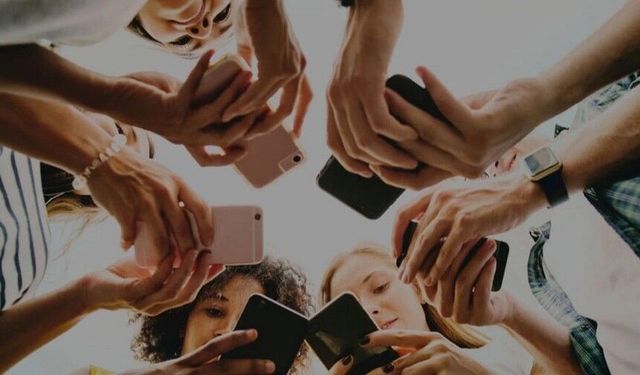Liselerde cep telefonu kullanımına Fransa’dan yasak