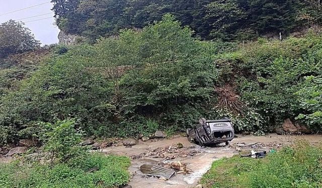 Trabzon'da 65 plakalı araç dereye uçtu: 3’ü ağır 5 yaralı