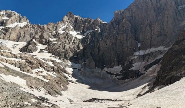 Hakkari Cilo Dağları’ndaki 20 bin yıllık buzullar eriyor