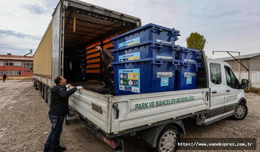 Büyükşehir Belediyesi 13 ilçeye plastik çöp konteyneri dağıttı