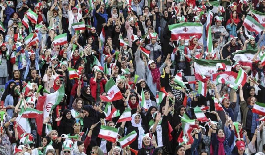İran kadınlara 'stadyum izni' verince : 3 bin kadın derbiyi tribünden izledi