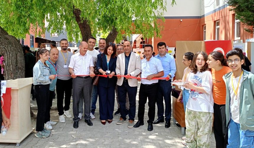 İlknur Ilıcalı Ortaokulu'nda 4006 TÜBİTAK Bilim Fuarı Büyük İlgi Gördü