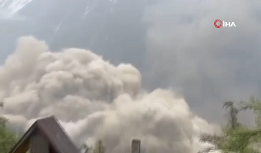 İsviçre’de Alp Dağları'ndan kopan buzul parçası kameralara yansıdı