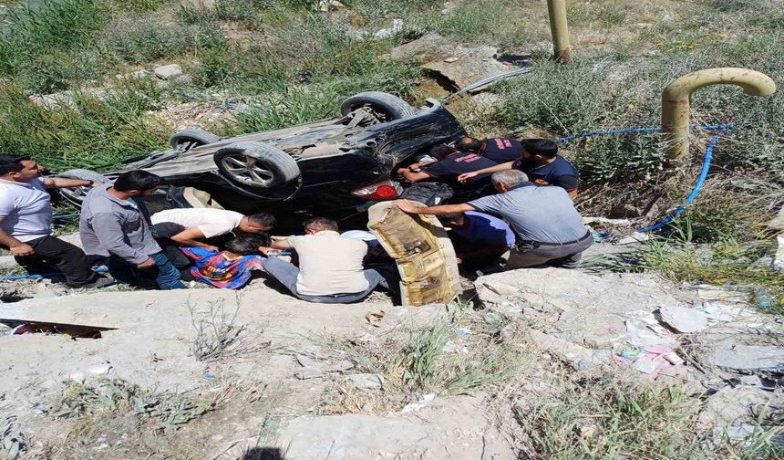 Van’da 2 otomobil  çarpıştı, 5 kişi yaralandı