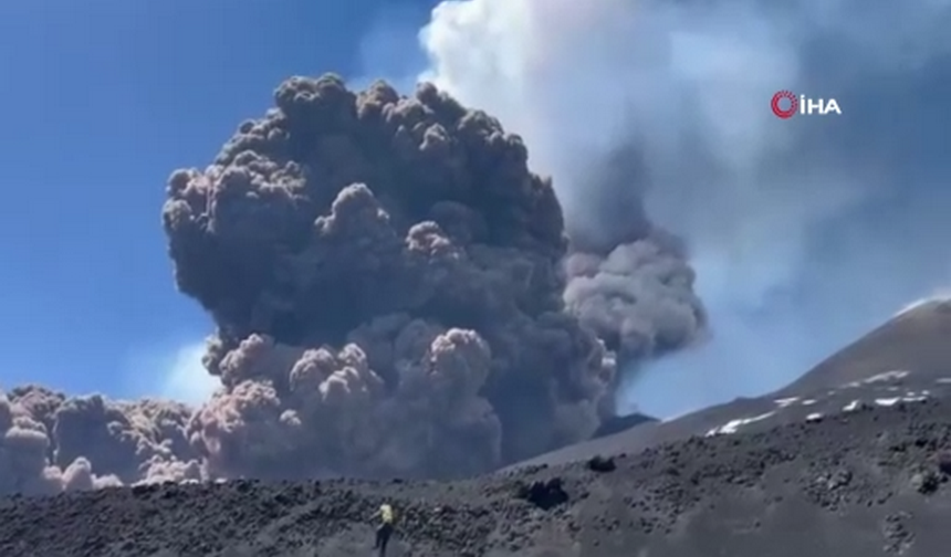 Etna Yanardağ'ında turistlerin olduğu sırada patlama yaşandı (VİDEO)