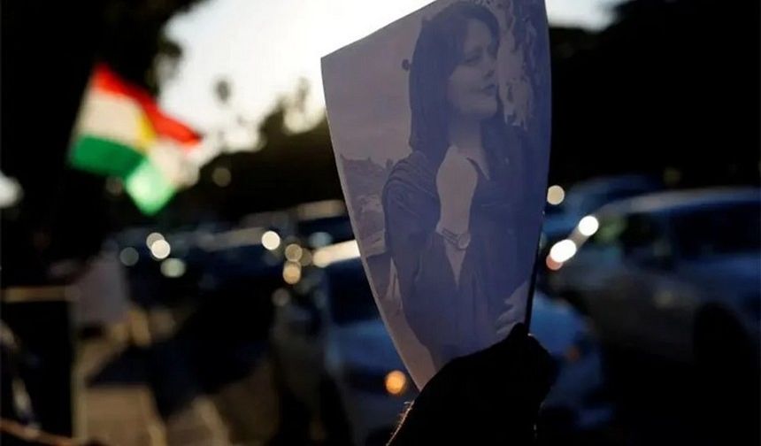 İran'da protestolara katılan 5 Kürt'e idam cezası...