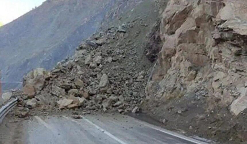 Yüksekova-Hakkari Yolunda Heyelan, Trafik Durdu