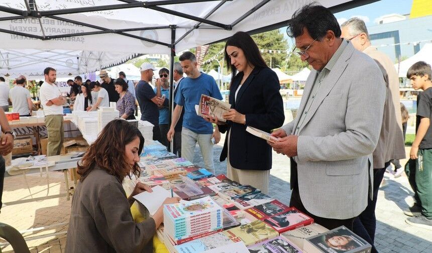Van'da yayıncı ve yazarlardan ‘Kürtçe’ seferberliği çağrısı