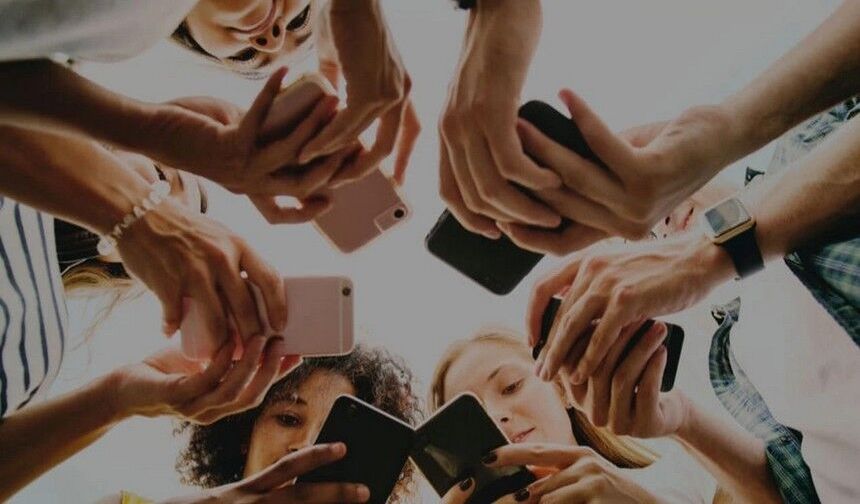 Liselerde cep telefonu kullanımına Fransa’dan yasak