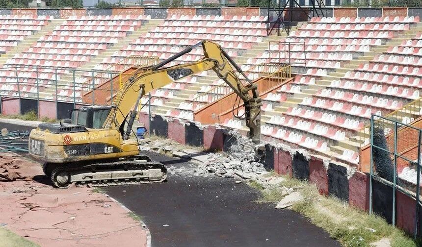 Van’ın yarım asırlık stadında yıkım başladı