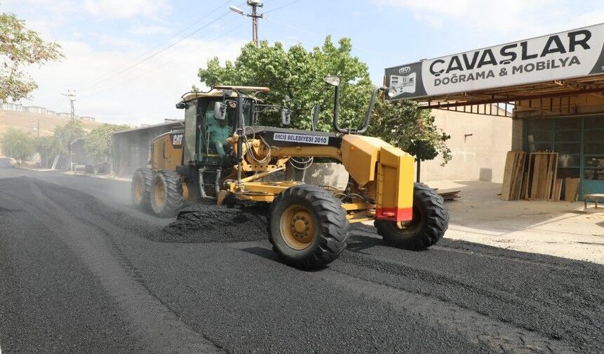 Erciş’te iki noktada ulaşımı rahatlatan yol çalışması