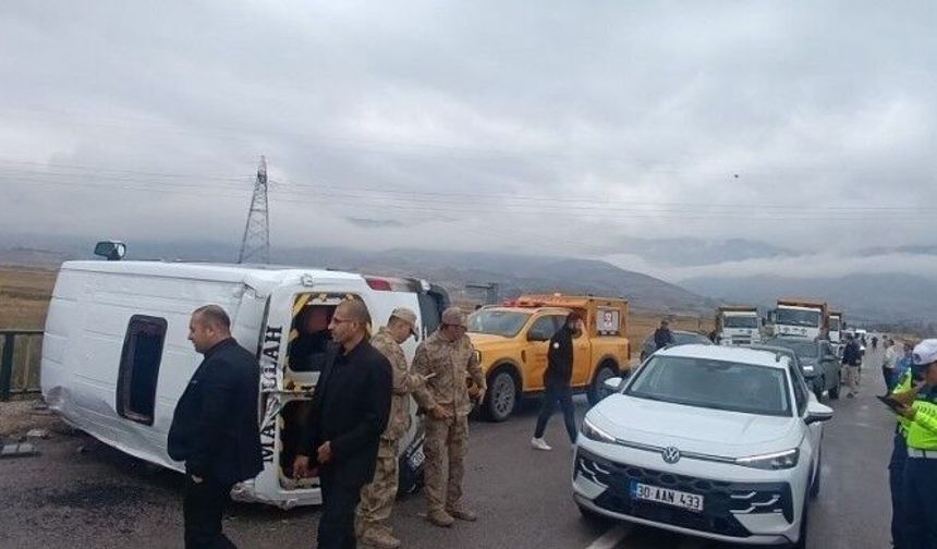 Öğrenci servisi kaza yaptı: 3 yaralı