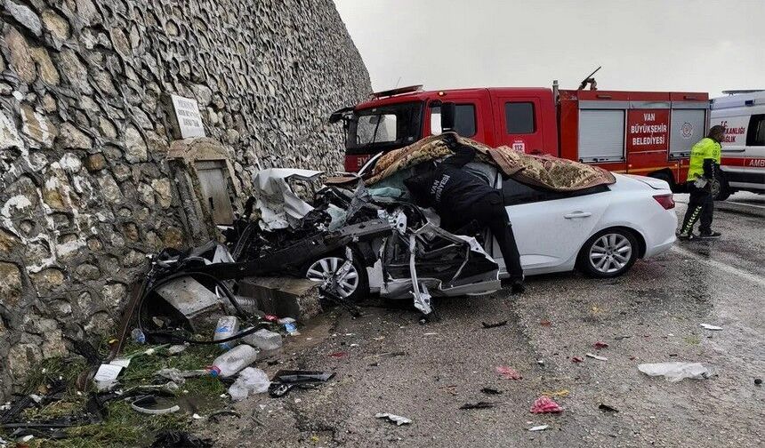 Van’da yağış kazayı tetikledi: 3 kişi ağır yaralandı